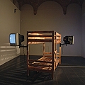 Thomas Galler · Arnie & Ivan, 2004, videoinstallazione a due canali, loop, letto a castello, videofootage The Trouble with Harry, Alfred Hitchcock, USA, 1955, e Iwanowo detstwo, Andrej Tarkowski, SU, 1962