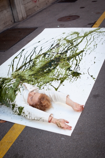 Christine Bänninger, «liquid olive», 2021Performance 2021, Kunsthaus Aussersihl, Vitrinen Müllerstrasse ZürichFoto: Johanna Encrantz