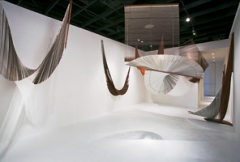 Martin Soto Climent · Tumbleweed, 2009, Jalousien, Dimensionen variabel, Installationsaufnahme, Michael Benevento Gallery, Los Angeles