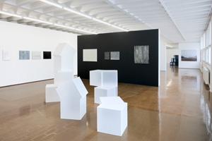 Raumaufnahme, im Vordergrund: Ruth Maria Obrist, Harmonie reiner Form: Schönheit am Nullpunkt, Kunstraum Baden, 2011