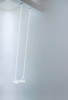 Su-Mei Tse · Swing, 2007, Weisse Neonröhren, Transformer, Motor, 265x42x21 cm, Courtesy Galerie Tschudi, Zuoz. Foto: Jean-Lou Majerus