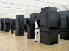 Antony Gormley · Expansion Field, 2014, 60 Stahlskulpturen, Installation, Zentrum Paul Klee.
Foto: Maria Horst