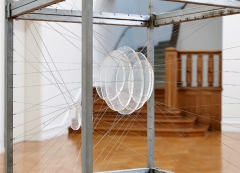 Saloua Raouda Choucair · Inter-Cube, 1970-1972, Plexiglas und Metall
