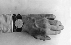 Pablo Stähli · Die erste Sekunde der ersten hundert Tage der siebziger Jahre, 1969/1970. In der Silvesternacht 1969/70 hat Pablo Stähli die erste Sekunde der Siebzigerjahre auf seiner Armbanduhr festgehalten, Originalabzug