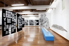 Aby Warburg · Mnemosyne, Präsentation in 2 Teilen im Kulturraum St. Gallen, oben: Ausstellungs­ansicht, 2013; unten: Installation mit dem ­Wüsten vom Frohwies-Schuppel, 2016. Fotos: Jiri Makovec