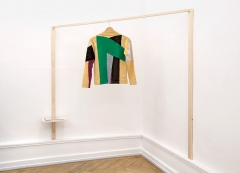 Esther Kempf · Consequence of Order, 2016, Installation mit Objekt aus sechs farbigen Pullovern