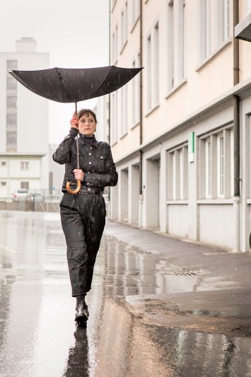 L’eau de Lucerne, 2019, Performance im öffentlichen Raum, modifizierter Regenschirm, ca. 1,5 h, im Rahmen von ‹Eile mit Weile – Zeit für Performance›, akku Kunstplattform und (ort). Fotos: Luis Hartl