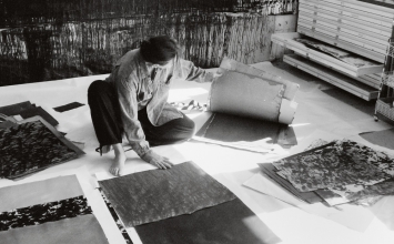 Anne Pantillon in ihrem Studio mit Blättern aus der Serie ‹Basalte› und ‹Ruissellements›. Foto: Nicht mehr bekannt.