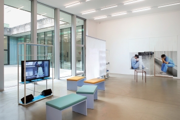 RELAX (chiarenza & hauser & co) · Health Complex, 2021, Videoinstallation, diverse Materialien, ­Ausstellungsansicht ‹Art as Connection›, Aargauer Kunsthaus, Aarau. Foto: Dominic Büttner