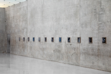 Dora Budor · Love Streams, 2022, Lexapro (Escitalopram), Sandpapier, 16 Teile, je 31,6 x 26,6 cm, ­Ausstellungsansicht Kunsthaus Bregenz ­(Ausschnitt). Foto: Markus Tretter