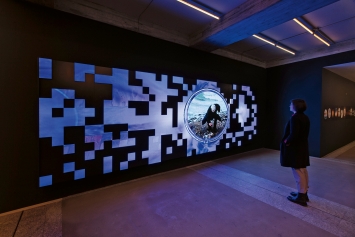Alexander Hahn · Transit of Earth, 2022, LED-Mosaik, 210 x 650 x 10 cm, Ausstellungsansicht Kunst­museum St. Gallen © ProLitteris. Foto: Stefan Rohner