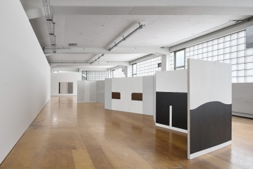 Matias Spescha · Paravent, 2008 (vorne), Installation mit 7 Acryl-Malereien, 2,2 x 16 m, Ausstellungsansicht Spazi Spescha, Trun. Foto: Ralph Feiner