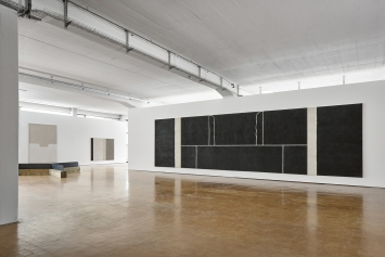 Matias Spescha · Triptychon, 2001 (Wand rechts), Acryl auf Leinwand, 2,7 x 10 m, Ausstellungsansicht Spazi Spescha, Trun. Foto: Ralph Feiner