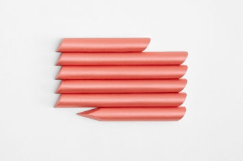 Roman Gysin · Satin Sticks coral pink 1, 2022, Stoff, Papier, Holz, 36 x 57 x 4 cm. Foto: Esther Mathis
