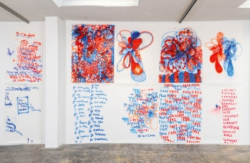 Sors le Monde, 2019, Zeichnungen aus der Serie ‹Bleu Blanc Rouge›, 2006, Airbrush auf Papier, je 130 x 95 cm, Fondation pour l’Art Contemporain Claudine et Jean-Marc Salomon, Annecy. Foto: Sébastiano Bartoloni