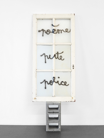 Poème, Pute, Police, 2020, Airbrush auf Fenster, 121 x 58 x 30 cm, Ausstellungsansicht Dortmunder Kunstverein. Foto: Simon Vogel