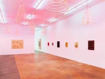 Mai-Thu Perret · Sans titre, 2015, 9 néons, H 100 cm ; Ø 65 cm, court. Galerie VNH, Paris, sur les murs : céramiques émaillées, 2007–2017. Photo : Annik Wetter