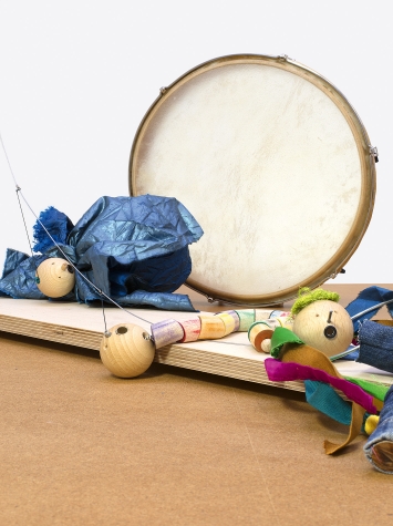 Nous (Marionnette à planchette), 2022 (détail), tambourin, baguette et marionnette à planchette, technique mixte, 51,5 x 115 x 35 cm