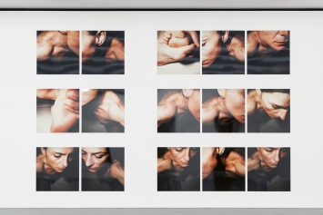 Hannah Villiger · Block XIII, 1989, 15 C-Prints von Polaroids, aufgezogen auf Alu, 394 x 620 cm © Stiftung The Estate of Hannah Villiger, Courtesy Kunstmuseum Luzern, Ansicht Muzeum Susch, 2023. Foto: F. Sette