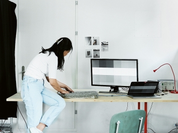 Aesun Kim, TaDA Resident 2021, arbeitet an einem interaktiven Teppich mit Tisca Tischhauser AG