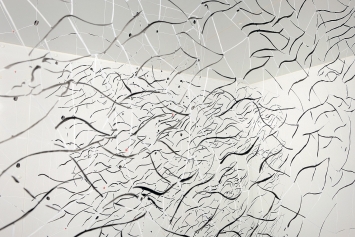 Aufzeichnung ∞> fliegende Landschaft < schwebende Partikel > Raum, 2018, Cut out: Tusche auf Transparentpapier, 150 x 100 x 150 cm, Antichambre hotel friends, Düsseldorf © ProLitteris