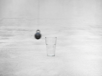 Terry Fox · Site Pendulum, 1977, Klaviersaite, Bleikugel, Wasserglas © ProLitteris