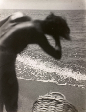 Florence Henri · Composition (personage et panier sur une plage, 1930–1935, Centre Pompidou, Mnam-Cci, Dist. RMN-Grand Palais. Reproduktion: Guy Carrard