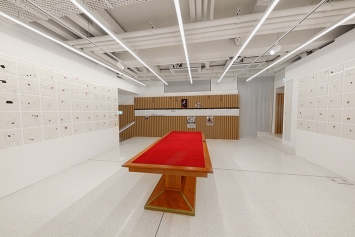 Mîrkan Deniz · Masa, 2015/16; Untitled (300), Ausstellungsansicht Musée Historique ­Lausanne. Foto: Arnaud Conne