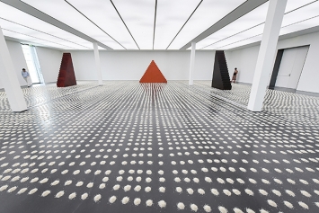 Wolfgang Laib · Reisfeld, 2023, Ausstellungsansicht Kunstmuseum Stuttgart. Foto: Gerald Ulmann