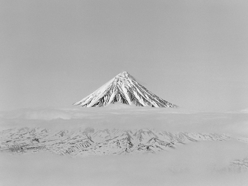 Richard de Tscharner · Vue aérienne du Volcan Kronotsky (3521 m), Kamtschatka, 2008, Fotografie, Masse variabel, Courtesy Bildhalle