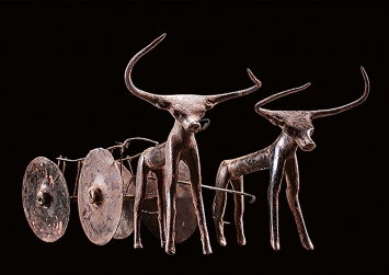 Modell eines Wagens mit Ochsengespann, Bronze, Nord-Syrien, 3. Jh. v. Chr., Courtesy Ruedi Habegger, Antikenmuseum Basel und Sammlung Ludwig