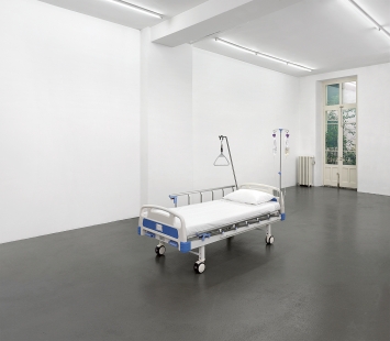 Gianni Motti · Ex-Position21, 2021, Ausstellungsansicht Galerie Mezzanin, Genf. Foto: Annick Wetter