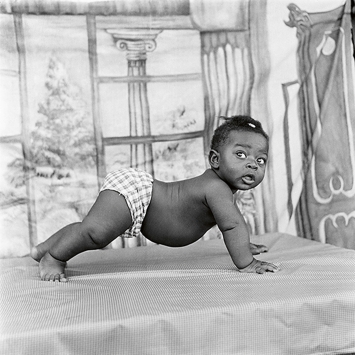 James Barnor · Baby on All Fours, Eric Nii ­Addoquaye Ankhra, Ever Young Studio, Accra, ca. 1952, Silbergelatine-Print, Courtesy ­Galerie Clémentine de la Féronnière, Paris