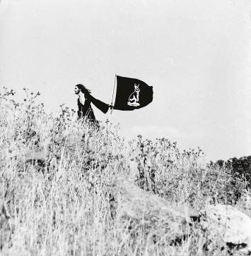 Guido Zelber · Manabozho (Hans Peter Litscher auf Sardinien), 1972, Schwarz-Weiss-Fotografie