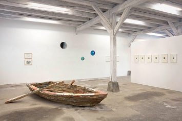 Ueli Berger · Ruderboot, 2002, Wellkarton geschichtet, 63 x 387 x 390 cm, Sammlung ­Stiftung Kunst(Zeug)Haus Rapperswil-Jona. Foto: Stefan Rohner