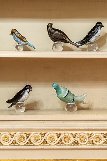 Mai-Thu Perret · To be titled (Birds), 2021, 12 Stücke in geblasenem Glas, je ca. 16 x 12 x 12 cm, Ausstellungsansicht Schweizer Institut, Rom. Foto: Ela Bialkowska