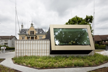Yves Netzhammer, «Das Instrument des Horizontes / Die Partitur der Blicke», 2013, Baugespanne über der Villa „Rosenheim“ und ihrem Anbau ©Ralph Feiner