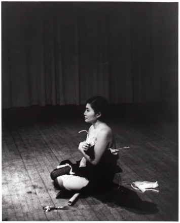 Abb: Yoko Ono, Cut Piece, 1964 /1965, Performance Carnegie Recital Hall, New York City, 21. März 1965, Foto Minoru Niizuma, © Yoko Ono